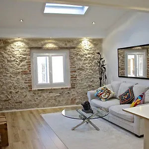 https://appartement-duplex-coeur-vieil-antibes-old-city-marche.fr-provencehotel.com